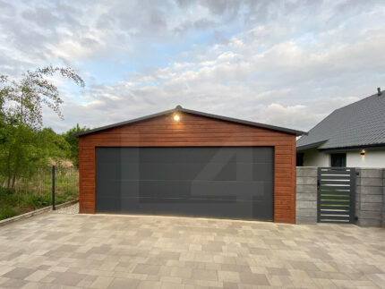 Garaż dwuspadowy orzech Premium 6m x 6m brama segmentowa grafit
