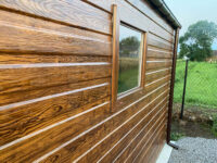 Garaż dwustanowiskowy dwuspadowy Orzech 6m x 6m zbliżenie na okno i rynny