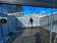 Garaż blaszany z bramą segmentową dwuspadowy 6m x 6m Grafit - obrazek 5