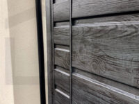 Domek narzędziowy dwuspadowy drewnopodobny Grafit zbliżenie