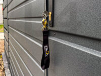 Domek narzędziowy jednospadowy 5,5m x 2,7m z drewutnią z paneli ażurowych zbliżenie na drzwi