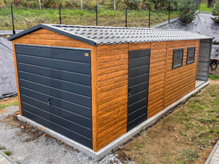 Garaż blaszany dwuspadowy 3 m x 8 m Multigloss z ażurową wiatą