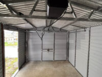 Garaż blaszany dwuspadowy 3 m x 8 m Multigloss z ażurową wiatą środek garażu