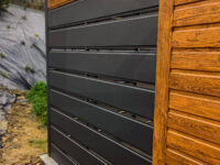 Garaż blaszany dwuspadowy 3 m x 8 m Multigloss z ażurową wiatą zbliżenie na część wiaty