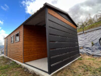 Garaż blaszany dwuspadowy 3 m x 8 m Multigloss z ażurową wiatą widok od frontu