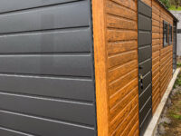 Garaż blaszany dwuspadowy 3 m x 8 m Multigloss z ażurową wiatą zbliżenie na bramę