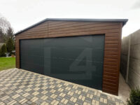 Garaż blaszany dwuspadowy 6 m x 5,8 m Orzech z bramą segmentową Grafit widok frontu