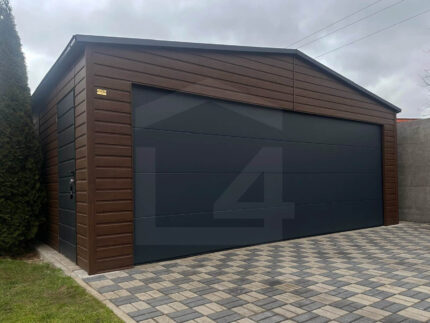 Garaż blaszany dwuspadowy 6 m x 5,8 m Orzech z bramą segmentową Grafit widok od frontu
