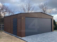Garaż blaszany dwuspadowy 6 m x 5,8 m Orzech z bramą segmentową Grafit widok na ścianę z drzwiami bocznymi