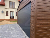 Garaż blaszany dwuspadowy 6 m x 5,8 m Orzech z bramą segmentową Grafit widok na bramę segmentową