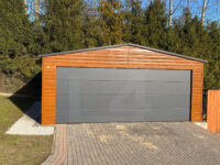 Garaż blaszany Złoty dąb 6m x 5,8m z bramą segmentową widok od frontu