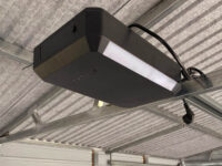 Garaż blaszany dwuspadowy 6 m x 6 m Multigloss z bramą uchylną Grafit Mat napęd