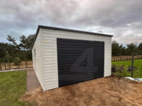 Garaż blaszany jednospadowy 4 m x 6 m Biały z bramą uchylną Grafit Mat front