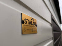 Garaż blaszany jednospadowy 4 m x 6 m Biały z bramą uchylną Grafit Mat zbliżenie