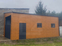 Garaż blaszany jednospadowy 4 m x 8 m Multigloss z bramą segmentową Grafit 3 m x 3 m widok z boku