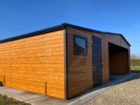 Wiata garażowa dwuspadowa 6 m x 5,8 m Multigloss z pomieszczeniem gospodarczym ściana boczna