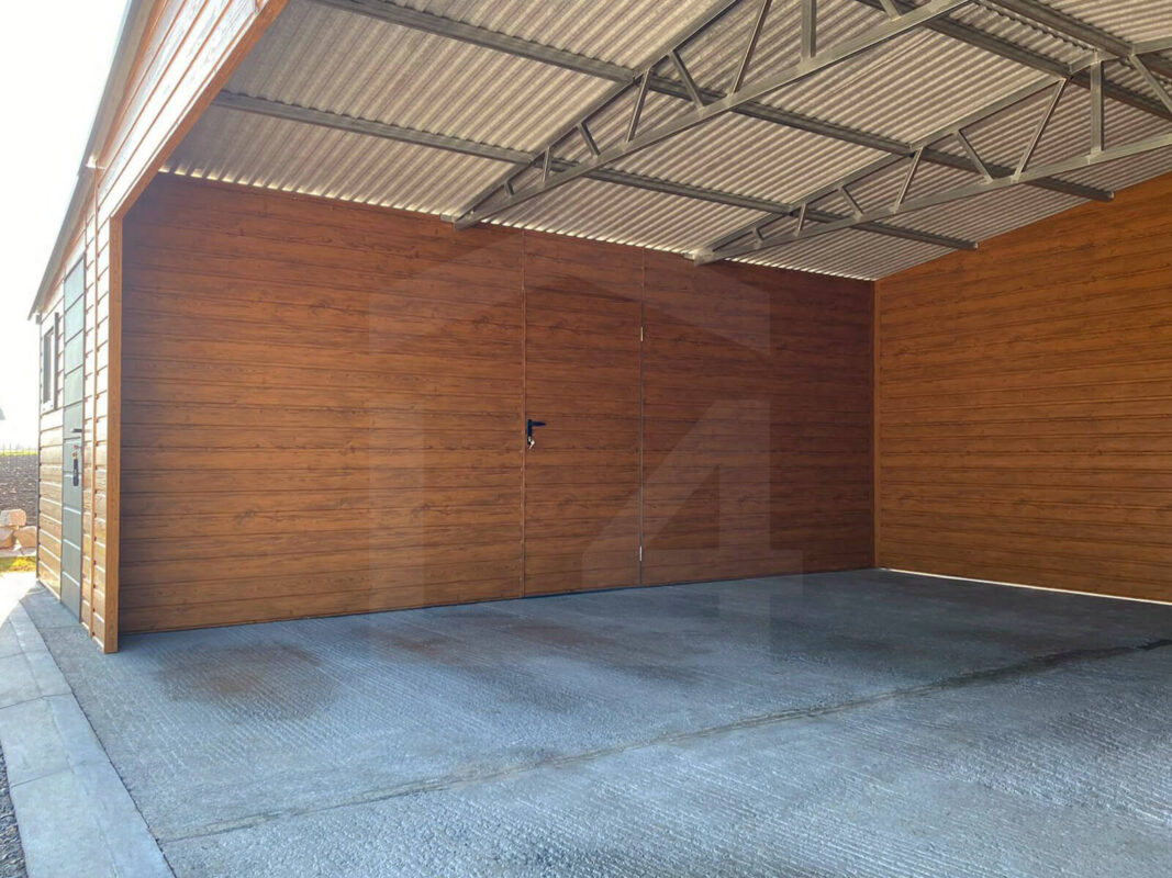 Wiata garażowa dwuspadowa 6 m x 5,8 m Multigloss z pomieszczeniem gospodarczym wnętrze