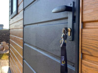 Wiata garażowa dwuspadowa 6 m x 5,8 m Multigloss z pomieszczeniem gospodarczym zbliżenie na drzwi