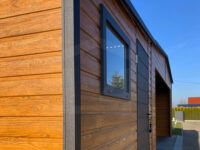 Wiata garażowa dwuspadowa 6 m x 5,8 m Multigloss z pomieszczeniem gospodarczym zbliżenie na okno