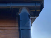 Wiata garażowa dwuspadowa 6 m x 5,8 m Multigloss z pomieszczeniem gospodarczym zbliżenie na rynnę