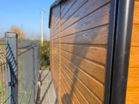 Wiata garażowa dwuspadowa 6 m x 5,8 m Multigloss z pomieszczeniem gospodarczym zbliżenie na rynnę ściana tylna