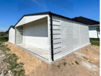 garaż blaszany biały dwuspadowy z bramą segmentową blachodachówka