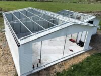 garaż blaszany biały dwuspadowy z bramą segmentową blachodachówka