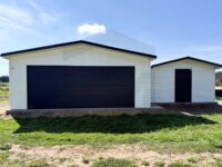 garaż blaszany biały dwuspadowy z bramą segmentową blachodachówka