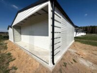 garaż blaszany biały dwuspadowy z bramą segmentową blachodachówka