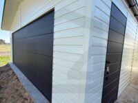 garaż blaszany biały dwuspadowy z bramą segmentową blachodachówka