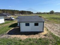 garaż blaszany biały dwuspadowy z bramą segmentową blachodachówka