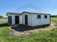 garaż blaszany biały dwuspadowy z bramą segmentową blachodachówka