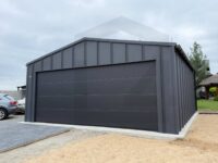 garaż blaszany rąbek stojący brama segmentowa dwuspadowy grafit czarny