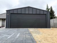 garaż blaszany rąbek stojący brama segmentowa dwuspadowy grafit czarny