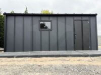 garaż blaszany rąbek stojący brama segmentowa dwuspadowy grafit czarny