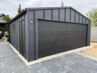 garaż blaszany rąbek stojący brama segmentowa dwuspadowy grafit czarny