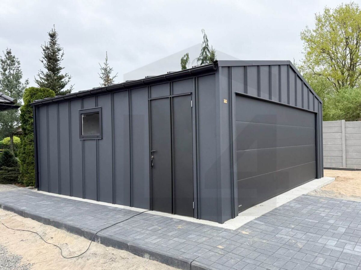 garaż blaszany rąbek stojący brama segmentowa dwuspadowy grafit czarny