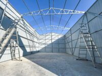 garaż blaszany dwuspadowy drewnopodobny brama segmentowa profil zamknięty ocynkowany garaz blaszany multigloss brąz