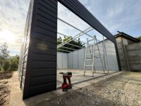 garaż blaszany jednospadowy brama segmentowa grafit orzech drewnopodobny