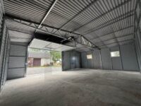 garaż blaszany dwuspadowy drewnopodobny multigloss z bramą uchylną grafit