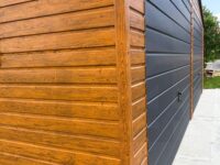 garaż blaszany dwuspadowy drewnopodobny multigloss z bramą uchylną grafit