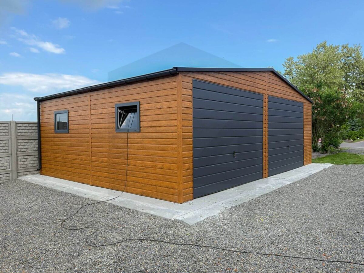 garaż blaszany dwuspadowy drewnopodobny multigloss z bramą uchylną grafit
