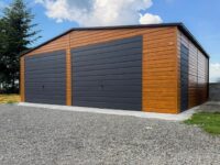 garaż blaszany dwuspadowy drewnopodobny multigloss z bramą uchylną grafit