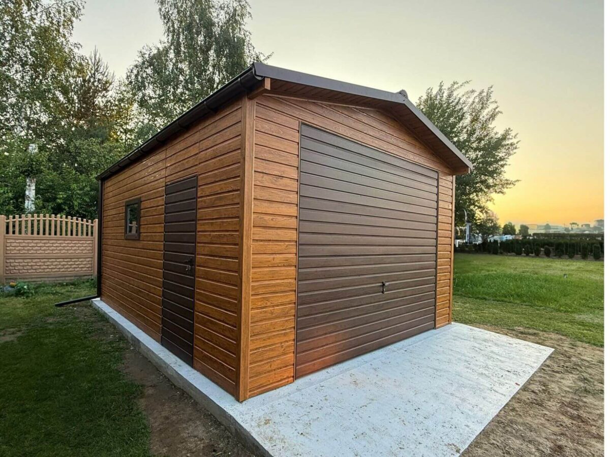 garaż blaszany 4 x 5 dach dwuspadowy drewnopodobny muligloss orzech brama uchylna blachodachówka