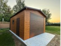 garaż blaszany 4 x 5 dach dwuspadowy drewnopodobny muligloss orzech brama uchylna blachodachówka