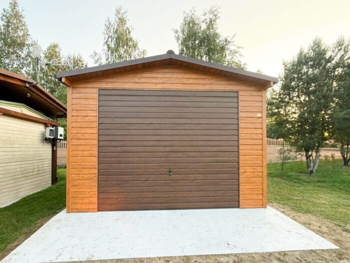 garaż blaszany 4 x 5 dach dwuspadowy drewnopodobny muligloss orzech brama uchylna blachodachówka