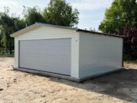 garaż blaszany białe dwuspadowy z brama segmentowa srebrna