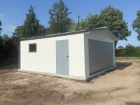 garaż blaszany białe dwuspadowy z brama segmentowa srebrna