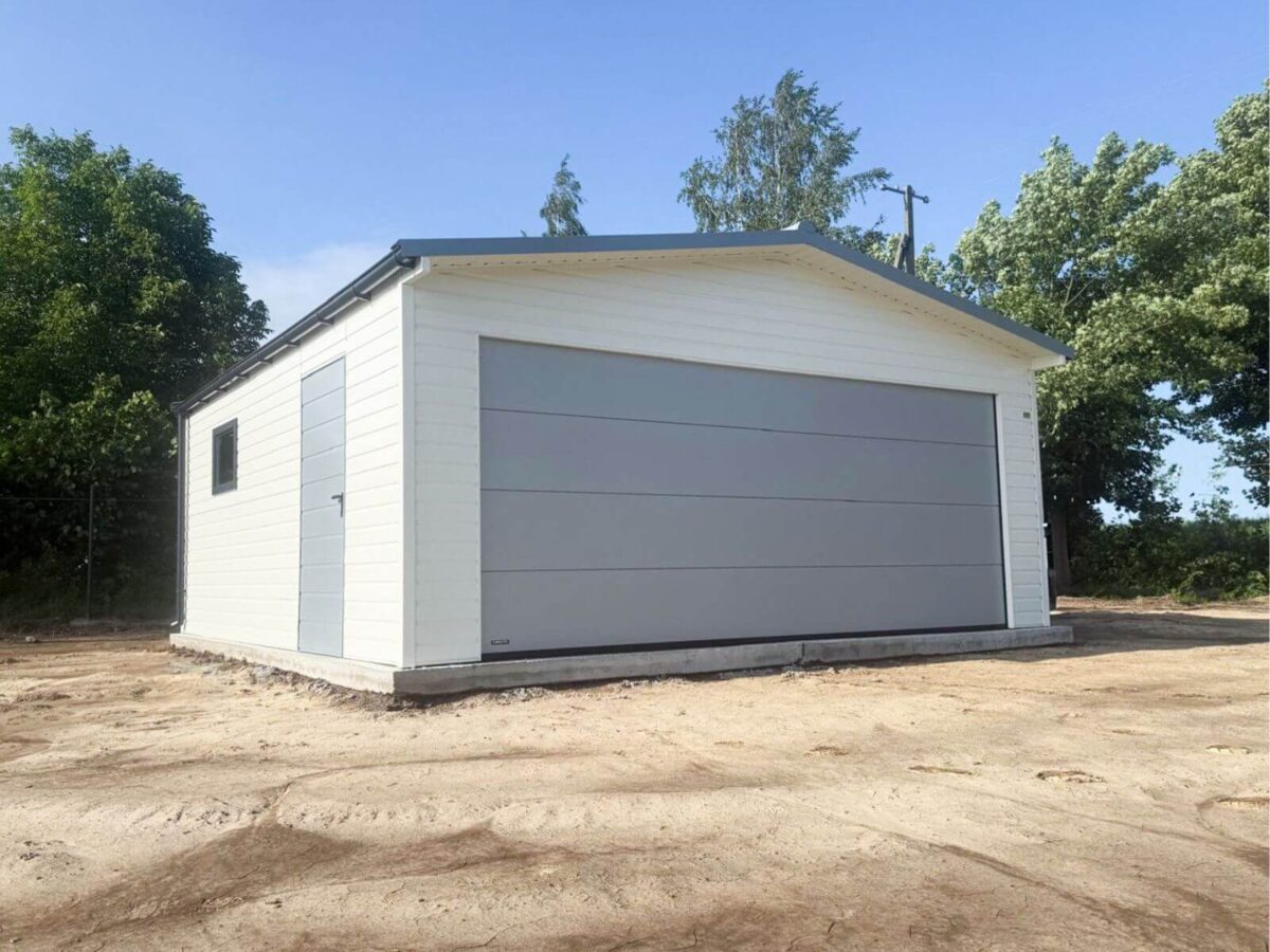 garaż blaszany białe dwuspadowy z brama segmentowa srebrna