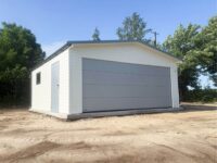 garaż blaszany białe dwuspadowy z brama segmentowa srebrna